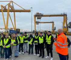 Powiększ zdjęcie Uczniowie podczas zwiedzania