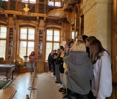 Powiększ zdjęcie Uczniowie podczas zwiedzania Pałacu w Rogalinie