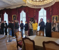 Powiększ zdjęcie Uczniowie podczas zwiedzania Pałacu w Rogalinie