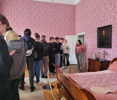 Powiększ zdjęcie Uczniowie podczas zwiedzania Pałacu w Rogalinie