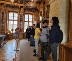 Powiększ zdjęcie Uczniowie podczas zwiedzania Pałacu w Rogalinie