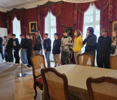 Powiększ zdjęcie Uczniowie podczas zwiedzania Pałacu w Rogalinie