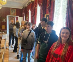 Powiększ zdjęcie Uczniowie podczas zwiedzania Pałacu w Rogalinie