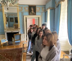 Powiększ zdjęcie Uczniowie podczas zwiedzania Pałacu w Rogalinie