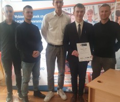 Powiększ zdjęcie Uczestnicy finału reprezentujący Naszą szkołę wraz z opiekunem