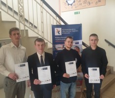 Powiększ zdjęcie Nasi reprezentanci pozują z pamiątkowymi dyplomami