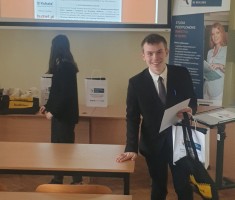 Powiększ zdjęcie Zadowolony Przemek po odebraniu pamiątkowych nagród