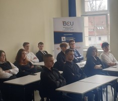 Powiększ zdjęcie W oczekiwaniu na rozpoczęcie finału