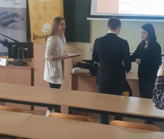 Powiększ zdjęcie Przemak odbiera swoje nagrody z rąk organizatorów