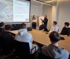 Powiększ zdjęcie Prezentacja dla uczniów w sali konferencyjnej