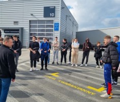 Powiększ zdjęcie Uczniowie przed Autoryzowanym Serwisem Obsługowym MAN