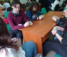 Powiększ zdjęcie Uczestnicy układający kostkę