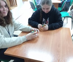 Powiększ zdjęcie Uczestnicy układający kostkę