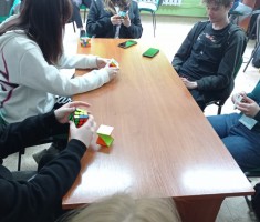 Powiększ zdjęcie Uczestnicy układający kostkę