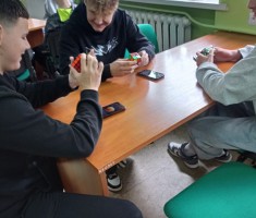 Powiększ zdjęcie Uczestnicy układający kostkę