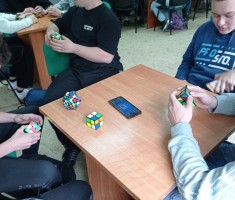 Powiększ zdjęcie Uczniowie układający kostkę