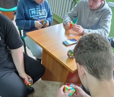 Powiększ zdjęcie Uczestnicy układający kostkę