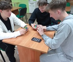 Powiększ zdjęcie Uczestnicy układający kostkę