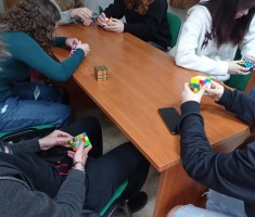 Powiększ zdjęcie Uczestnicy układający kostkę