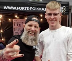 Powiększ zdjęcie Uczeń z Piotrem Jamrosiem dziennikarzem TVN Turbo