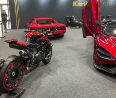 Powiększ zdjęcie Ekspozycja samochodów i motocykli