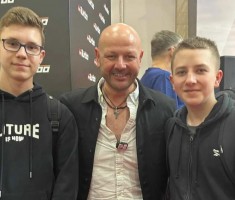 Powiększ zdjęcie Uczeń z dziennikarzem TVN Turbo Grzegorzem Dudą