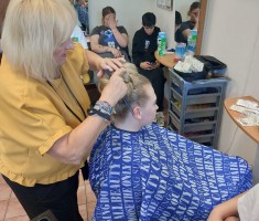 Powiększ zdjęcie Prowadząca podczas pracy