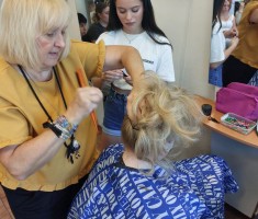 Powiększ zdjęcie Prowadząca podczas pracy