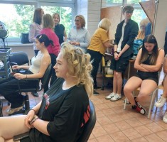 Powiększ zdjęcie Uczestnicy zajęć przygotowani do metamorfozy