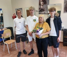 Powiększ zdjęcie Uczniowie dziekują Pani Halince wręczając kwiaty