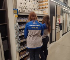 Powiększ zdjęcie Uczniowie klasy 2 podczas praktyk w Castoramie