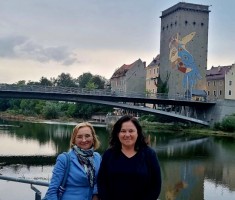 Powiększ zdjęcie Zdjęcie przedstawia panią Annę Franch Parellę oraz panią Monikę Tymińską podczas zwiedzania