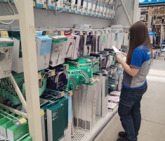 Powiększ zdjęcie Uczniowie klasy 2 podczas praktyk w Castoramie