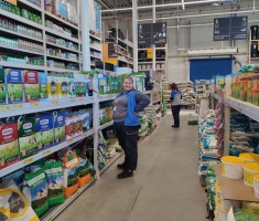 Powiększ zdjęcie Uczniowie klasy 2 podczas praktyk w Castoramie