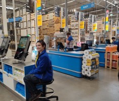 Powiększ zdjęcie Uczniowie klasy 2 podczas praktyk w Castoramie