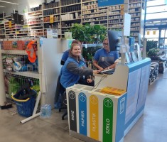 Powiększ zdjęcie Uczniowie klasy 2 podczas praktyk w Castoramie