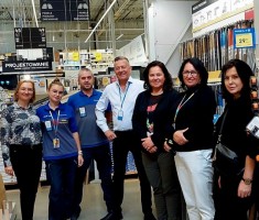 Powiększ zdjęcie Zdjęcie przedstawia uczestników spotkania w Castoramie