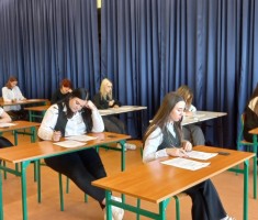 Powiększ zdjęcie Zdjęcie przedstawia uczestników Olimpiady