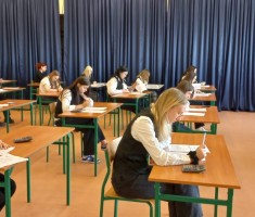 Powiększ zdjęcie Zdjęcie przedstawia uczestników Olimpiady