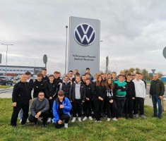 Powiększ zdjęcie Uczniowie wraz z opiekunami przed Zakładem Wolkswagena 