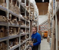 Powiększ zdjęcie Uczeń podczas praktyk w Castoramie