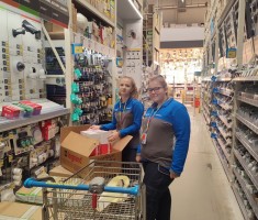 Powiększ zdjęcie Uczniowie podczas praktyk w Castoramie