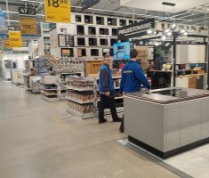 Powiększ zdjęcie Uczniowie podczas praktyk w Castoramie