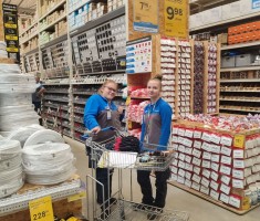 Powiększ zdjęcie Uczniowie podczas praktyk w Castoramie