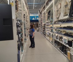 Powiększ zdjęcie Uczniowie podczas praktyk w Castoramie