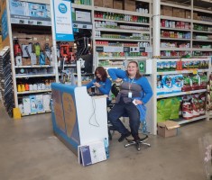 Powiększ zdjęcie Uczniowie podczas praktyk w Castoramie