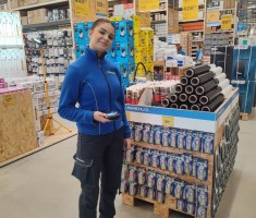 Powiększ zdjęcie Uczennica%20podczas%20praktyk%20w%20Castoramie