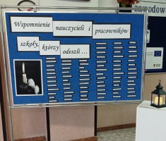 Powiększ zdjęcie Tablica upamiętniająca zmarłych nauczyciel