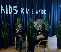 Powiększ zdjęcie Uczennice podczas prezentacji treści programu profilaktycznego