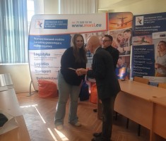 Powiększ zdjęcie Wiktoria Pijanowska odbiera gratulacje